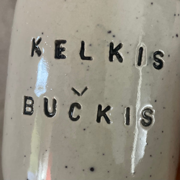 Du maži taškuoti puodeliai "KELKIS BUČKIS"