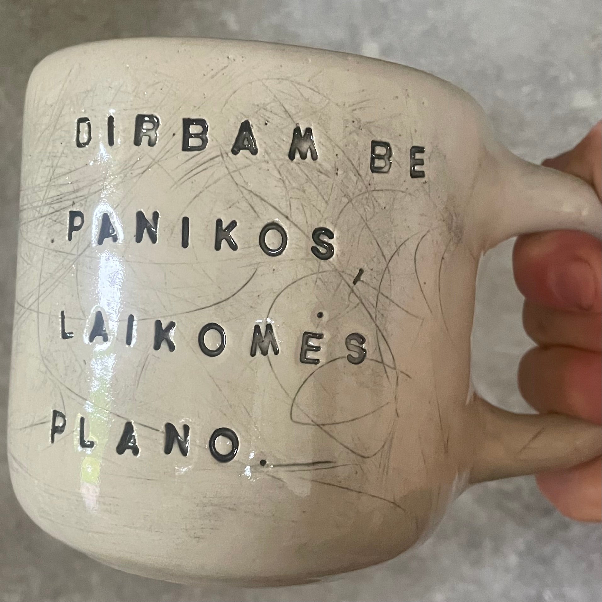 Didelis ir sunkus puodelis apie darbą