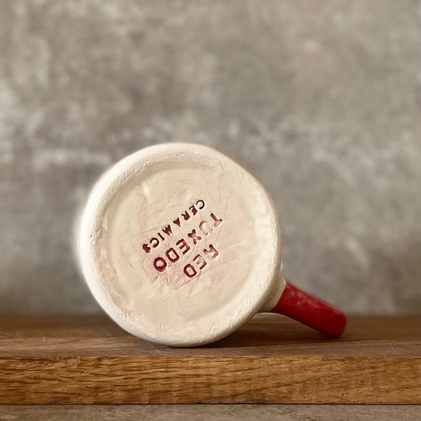 Puodelis su raudona rankena SKANIOS KAVELĖS