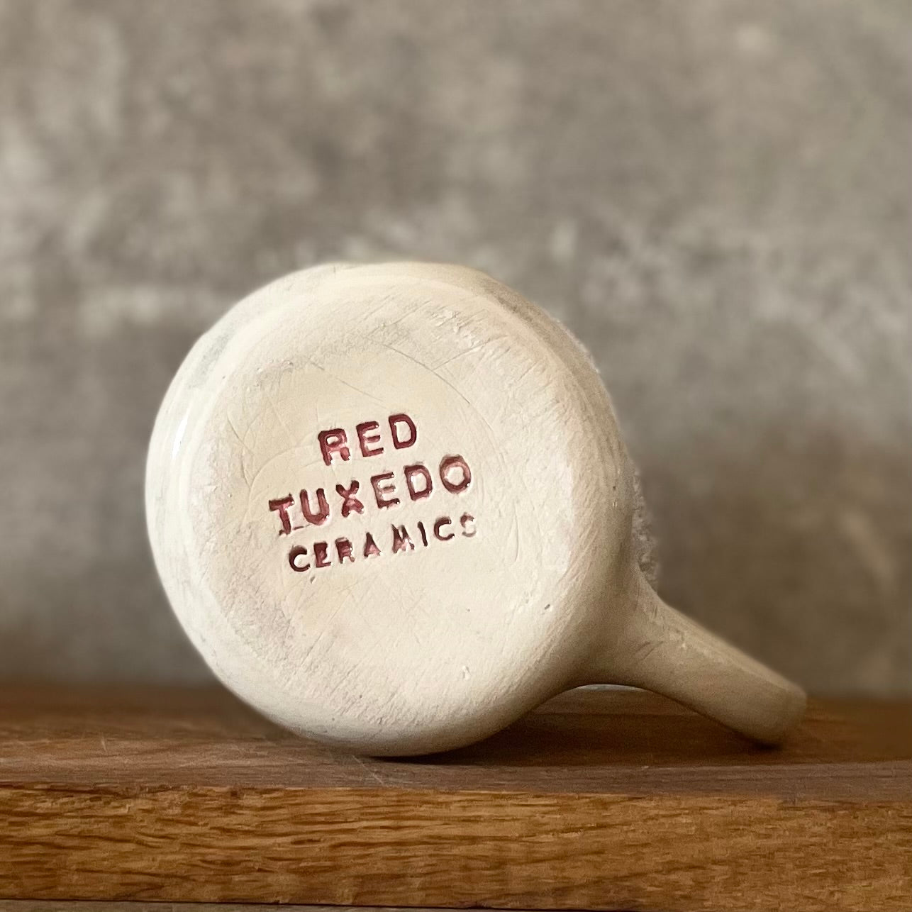 Baltas vidutinio dydžio puodelis apie darbą - toks pat