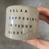 Du maži espresso puodeliai su tekstu apie darbą