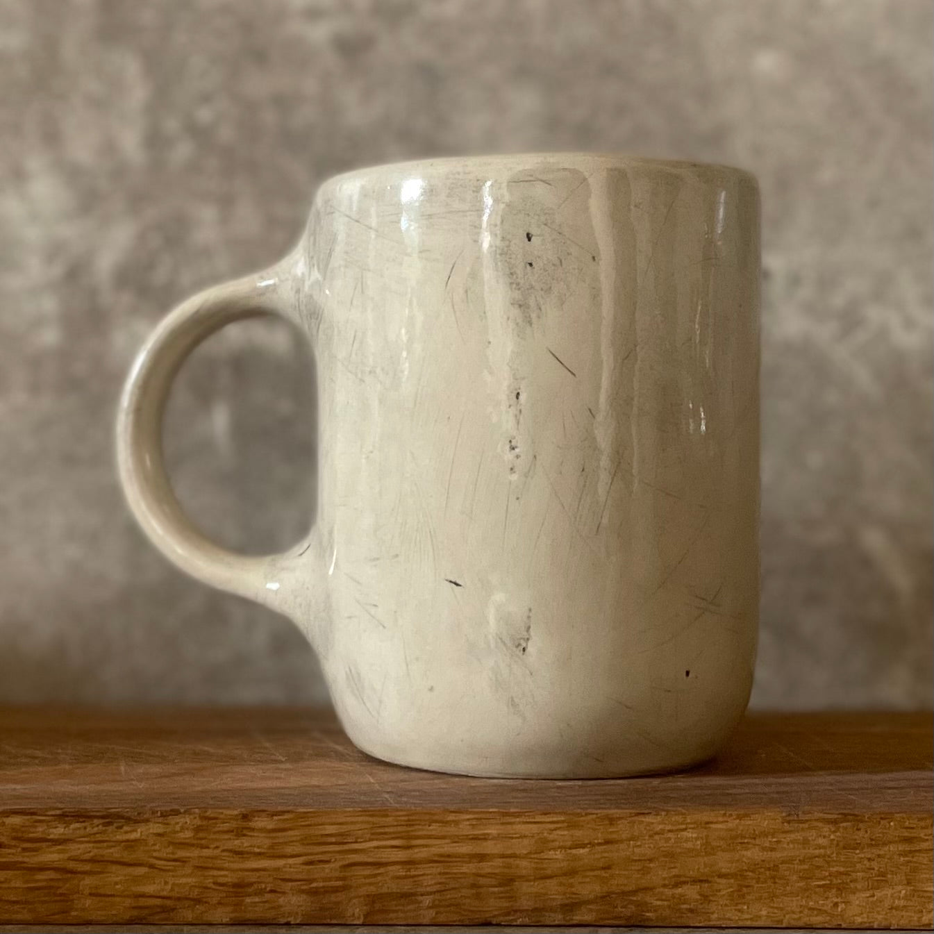 Baltas didesnis puodelis apie darbą