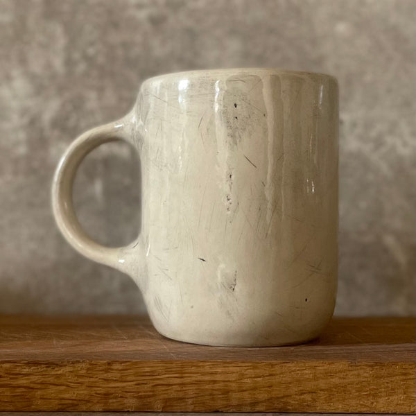 Baltas didesnis puodelis apie darbą