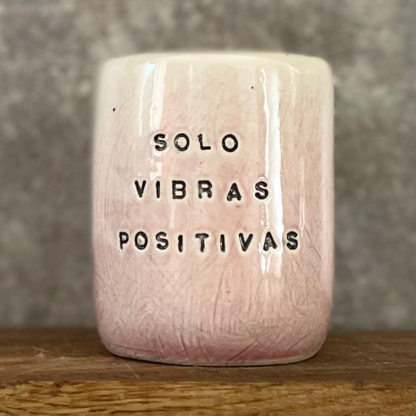 Rausvas puodelis SOLO VIBRAS POSITIVAS