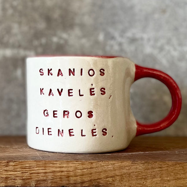 Puodelis su raudona rankena SKANIOS KAVELĖS
