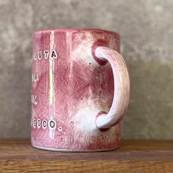 Puodelis su linksmu užrašu apie prosecco