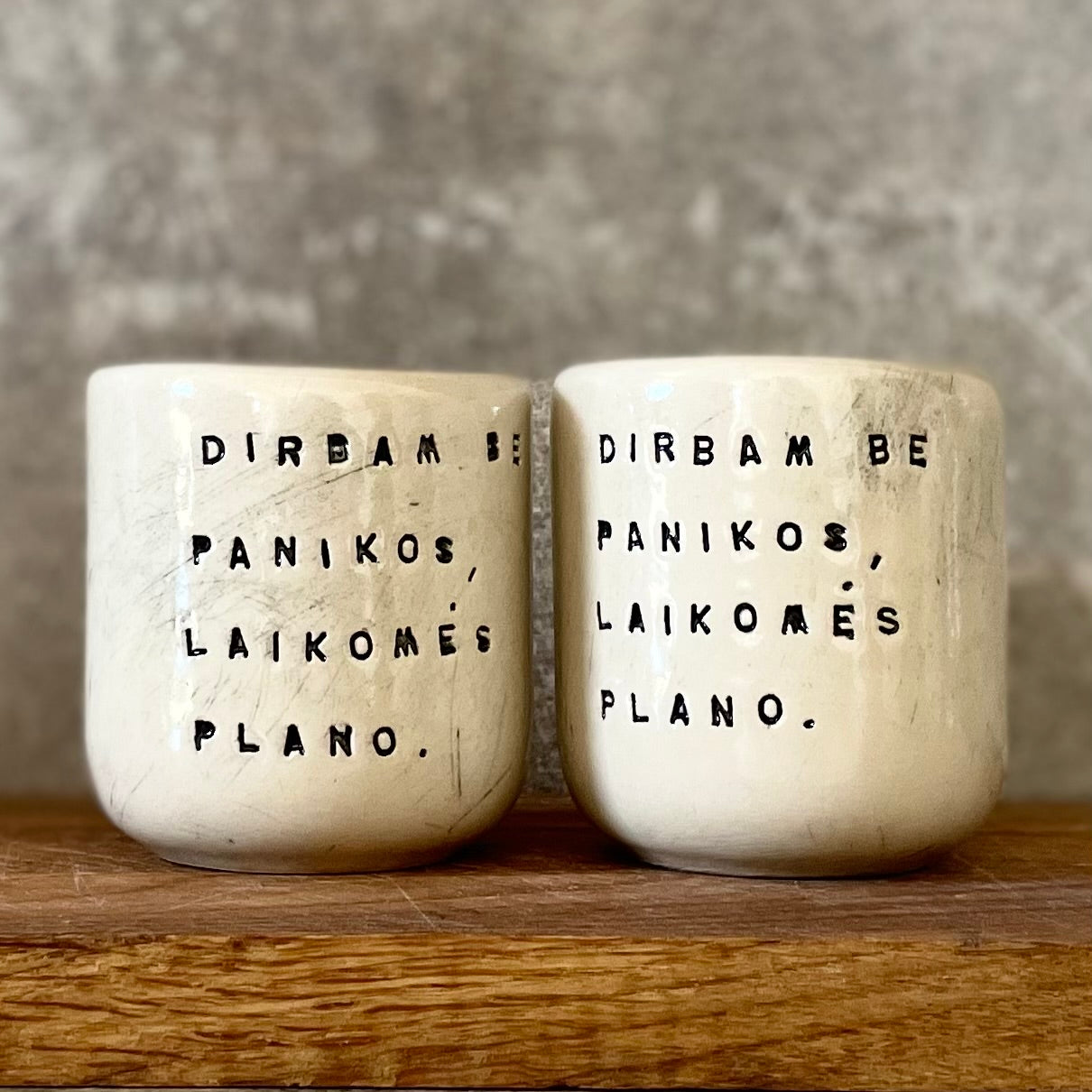 Mažiukai espresso puodeliai su tekstu apie darbą