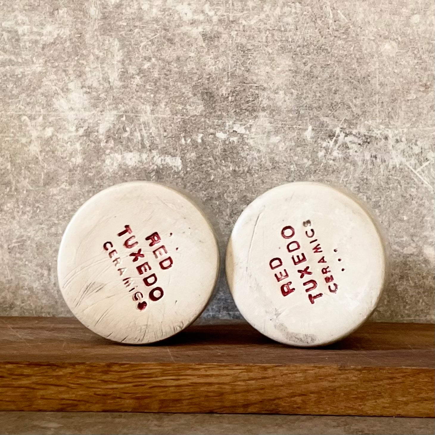 Set of two small mugs with words in Lithuanian - flat