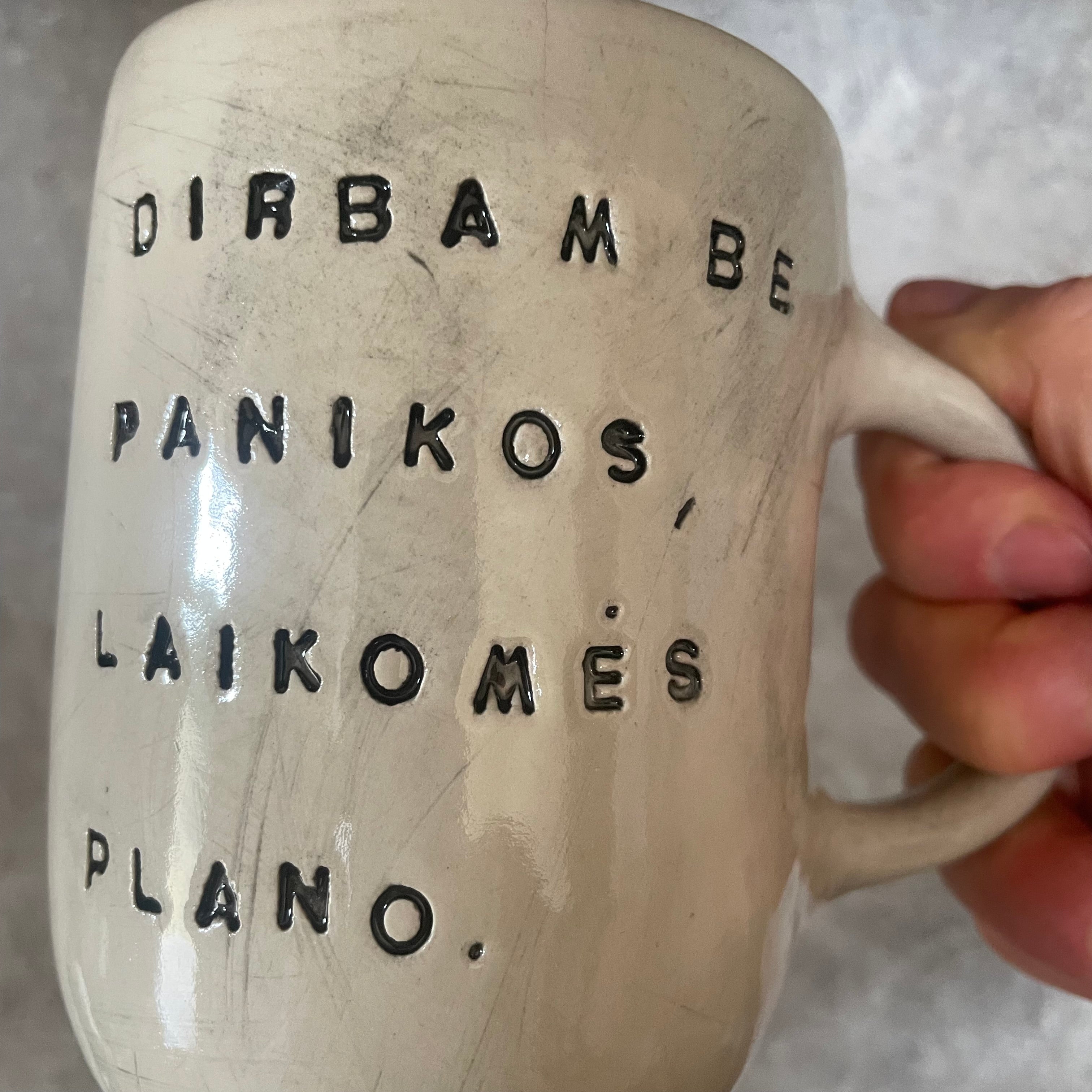 Baltas didesnis puodelis apie darbą - dar vienas