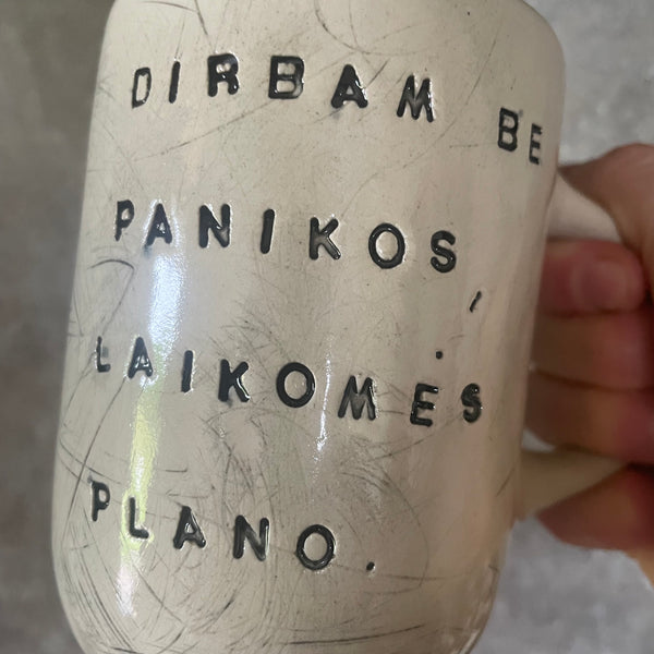 Baltas didesnis puodelis apie darbą