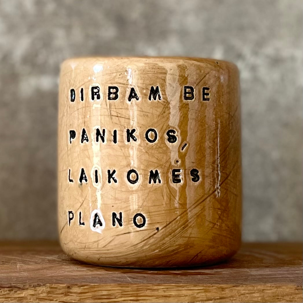 Karamelinis puodelis be rankenos apie darbą ir planavimą