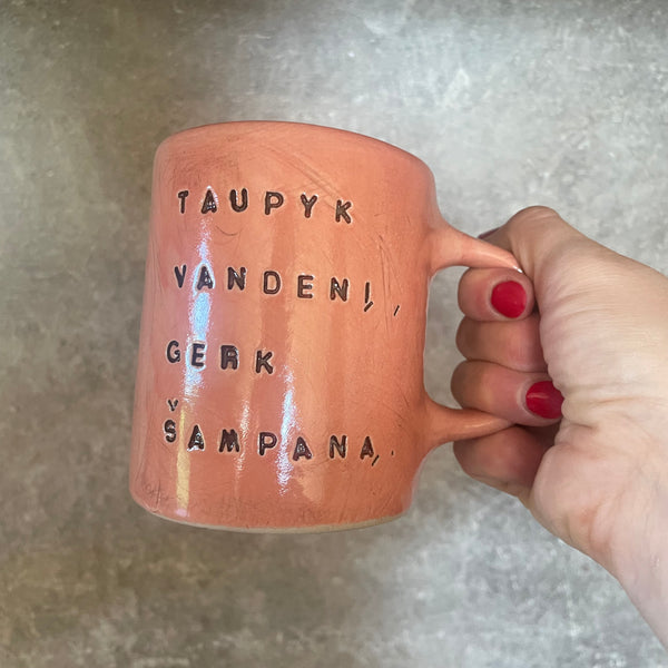 Puodelis su linksmu užrašu apie šampaną