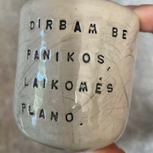 Mažiukai espresso puodeliai su tekstu apie darbą