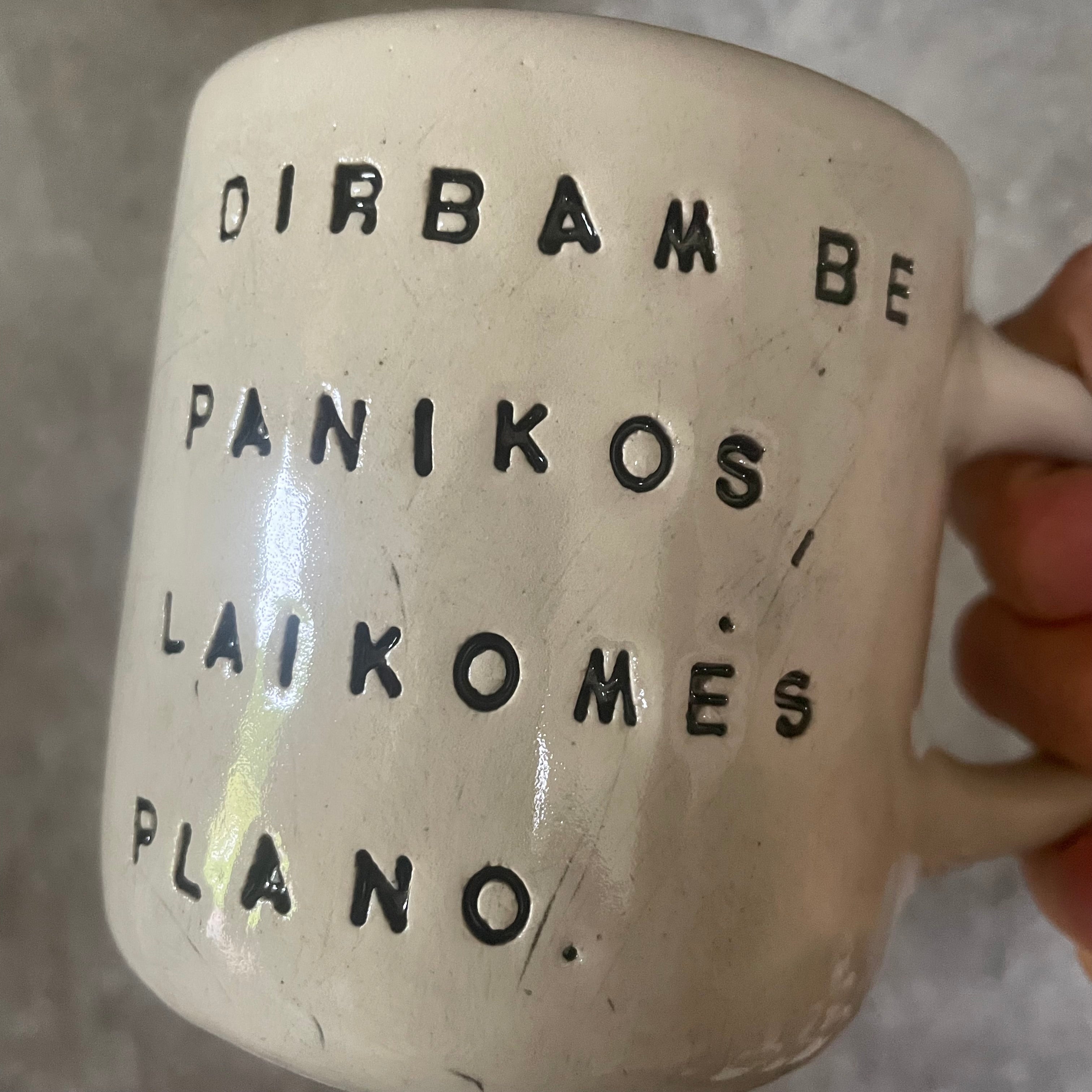 Baltas vidutinio dydžio puodelis apie darbą - toks pat