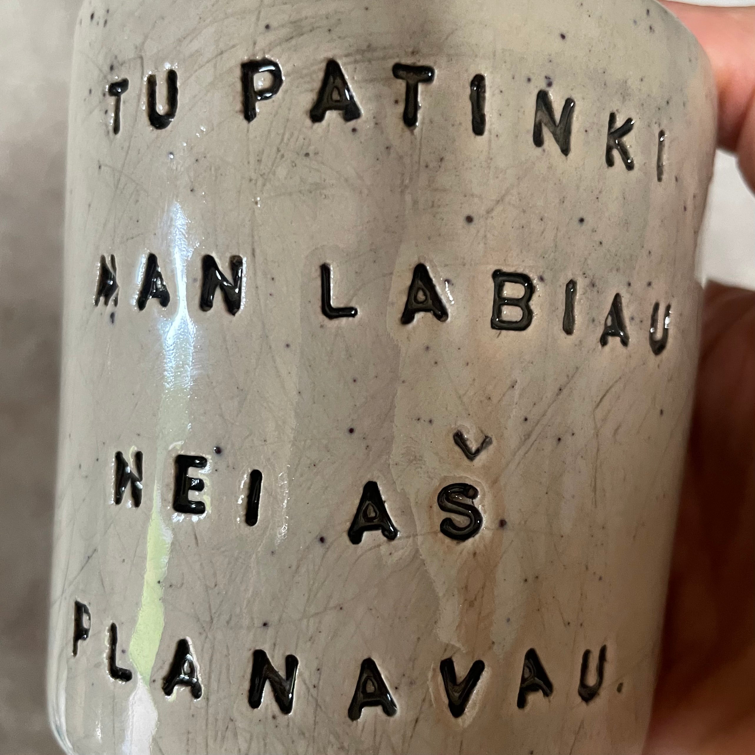 Meilus taškuotas puodelis