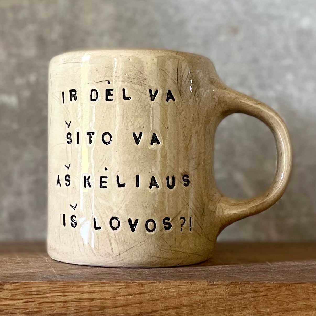 Rusvas puodelis apie knarkimą
