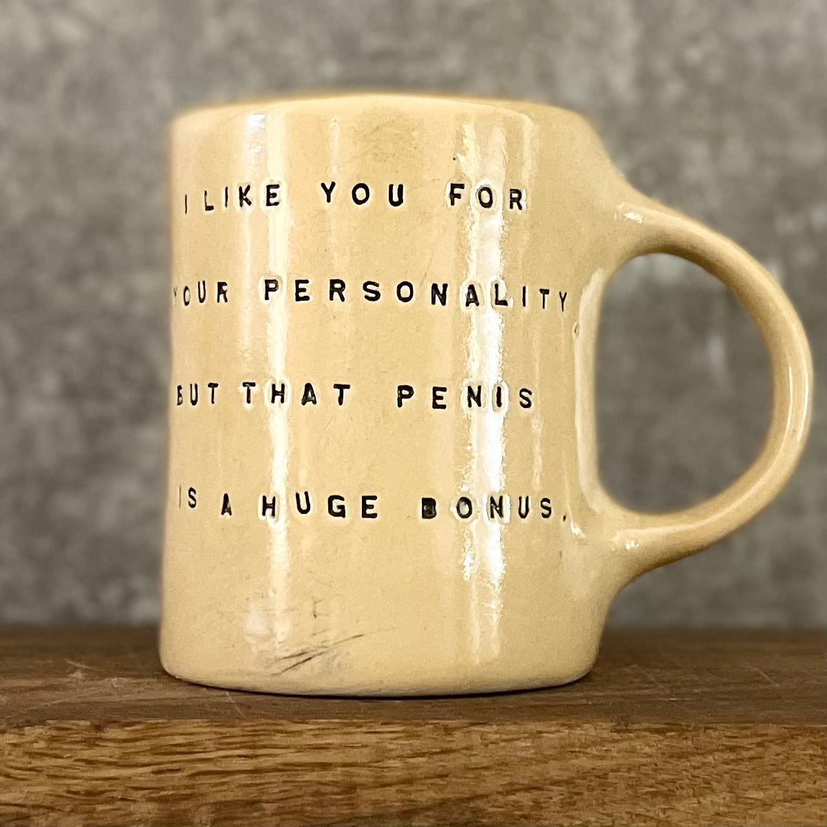 Gelsvas linksmas puodelis