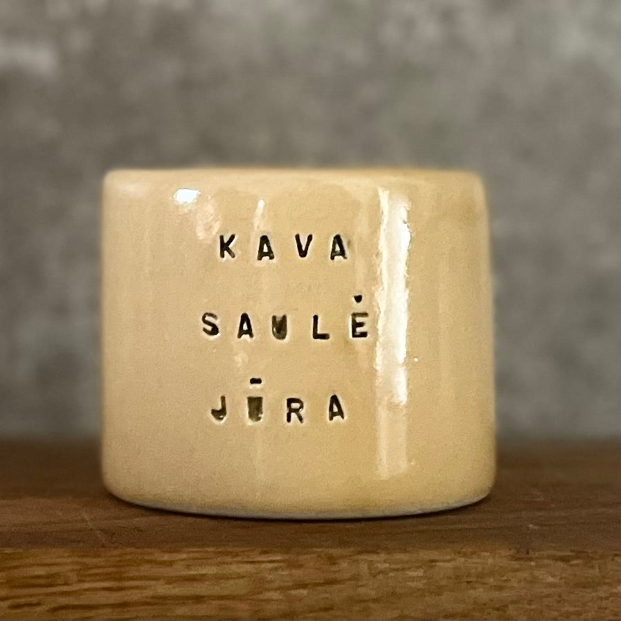 Mažas melsvas puodelis apie vasarą