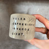 Du maži espresso puodeliai su tekstu apie darbą