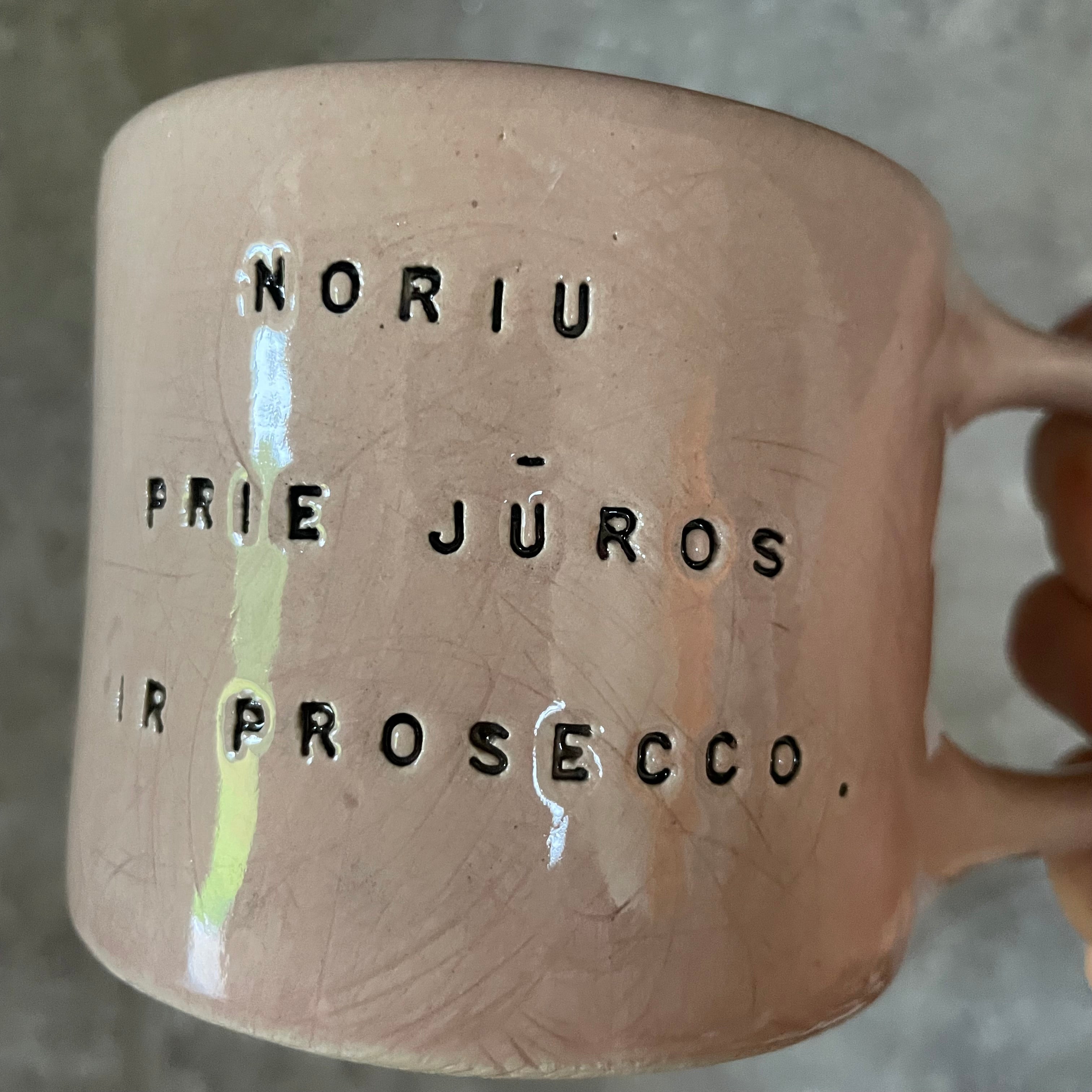 Puodelis su užrašu apie Prosecco