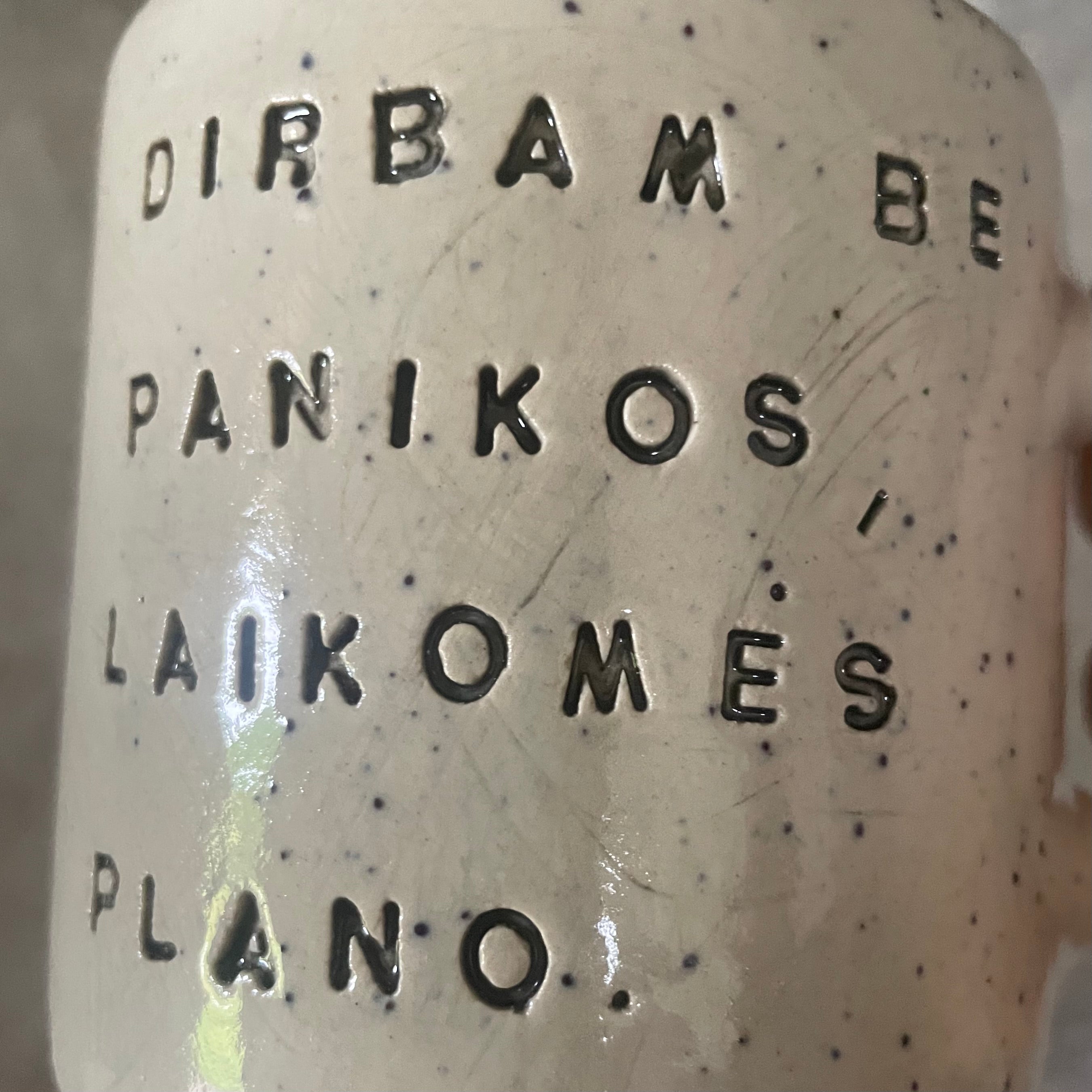 Taškuotas vidutinis puodelis apie darbą