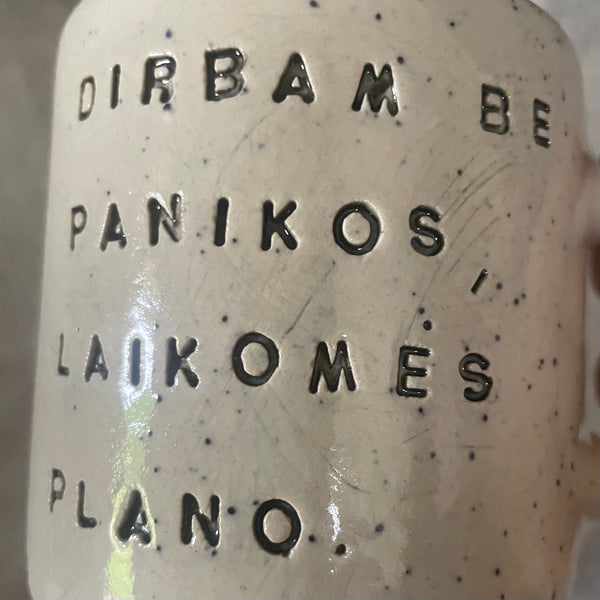 Taškuotas vidutinis puodelis apie darbą