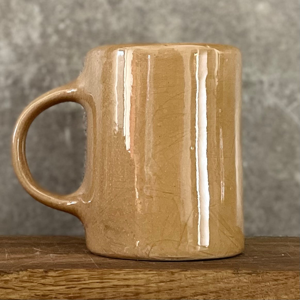 Gelsvai rusvas puodelis su linksmu užrašu