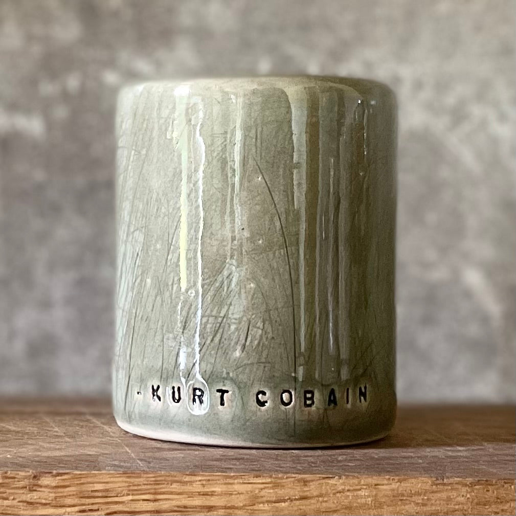 Puodelis su Kurt Cobain citata