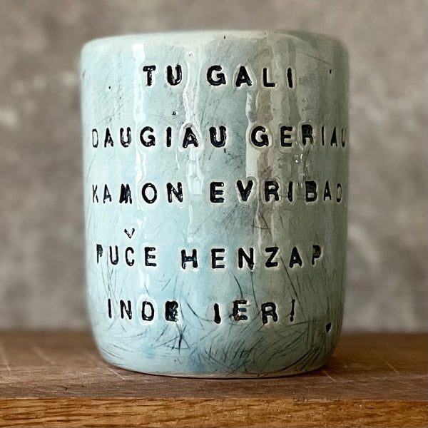 Melsvas puodelis be ąselės su smagiu užrašu