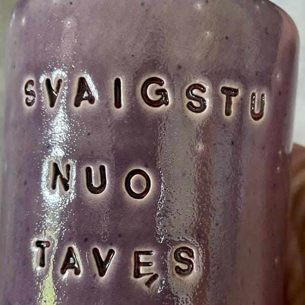 Svaiginančiai violetinis puodelis