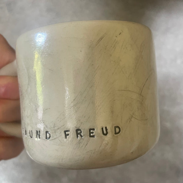 Nedidelis puodelis su Froido citata