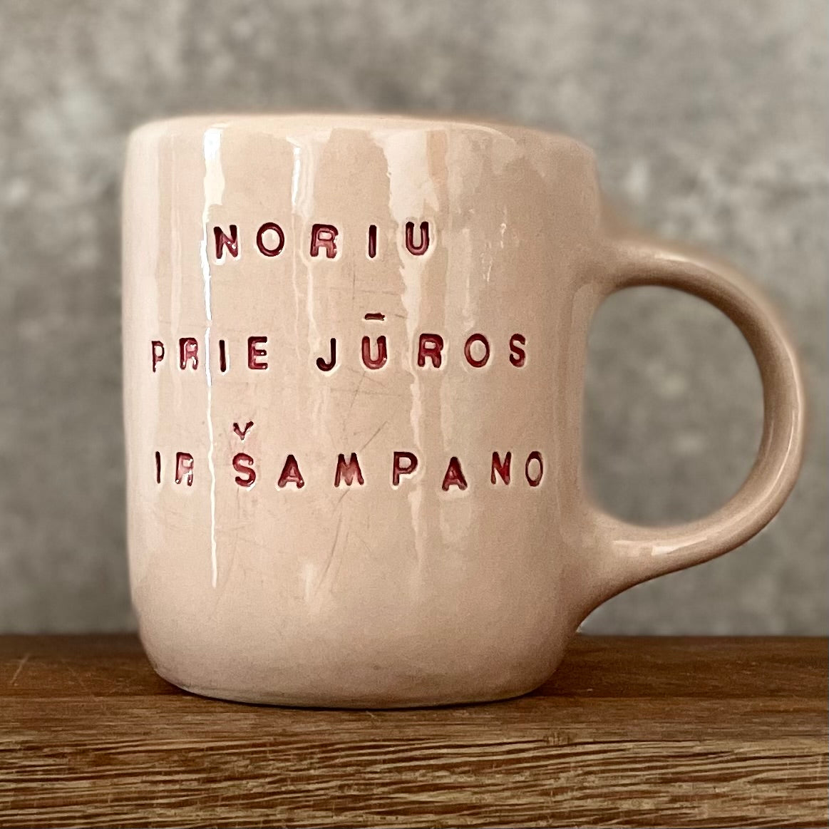 Rausvas puodelis ŠAMPANO