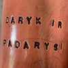 Raudonas puodelis DARYK IR PADARYSI