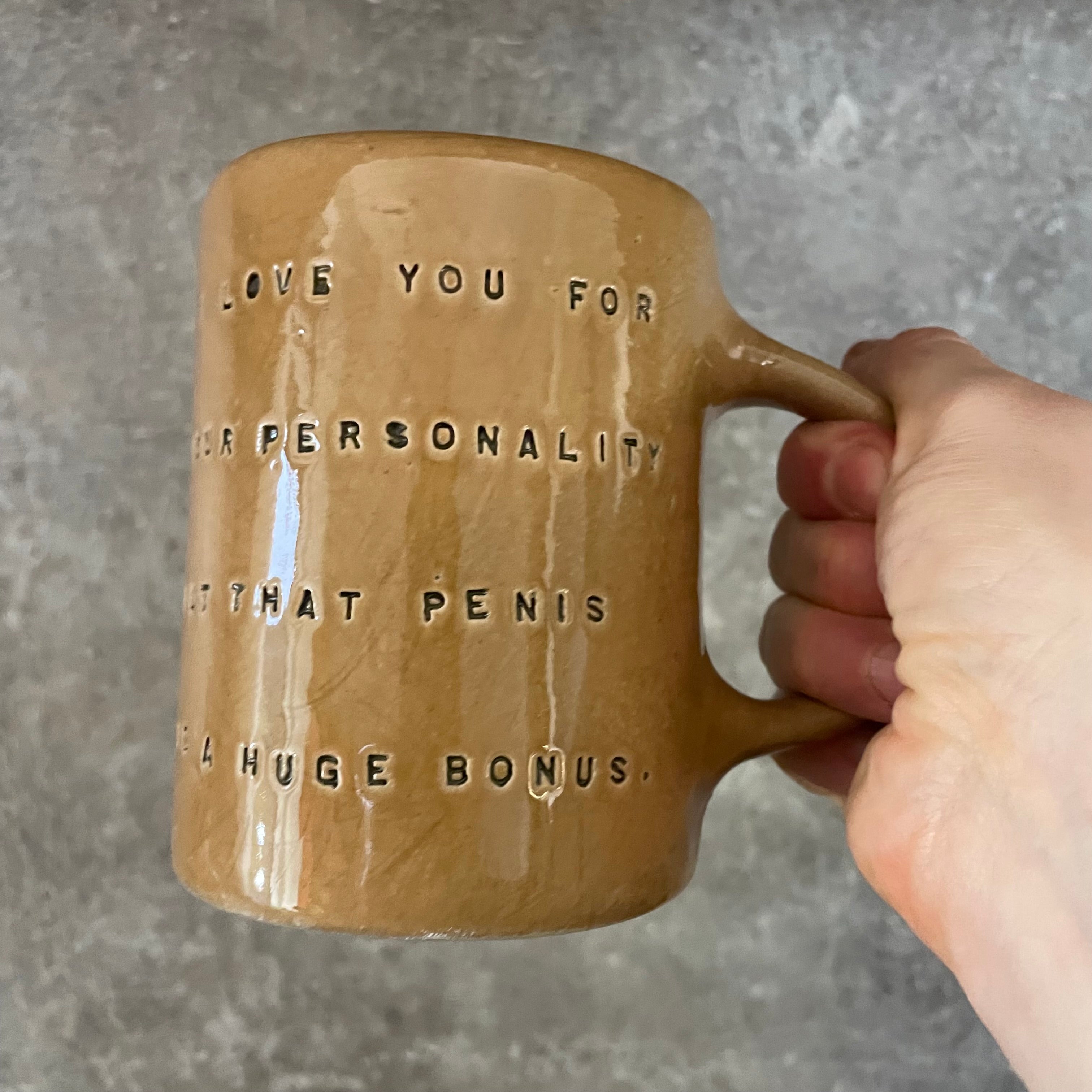 Gelsvai rusvas puodelis su linksmu užrašu