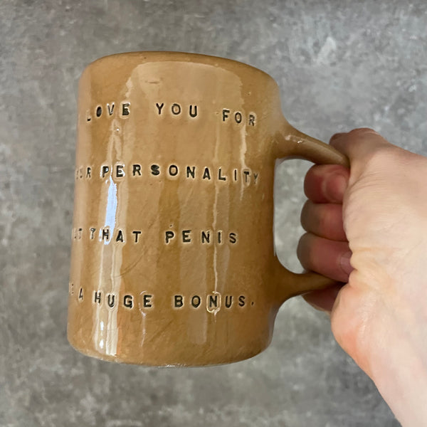 Gelsvai rusvas puodelis su linksmu užrašu