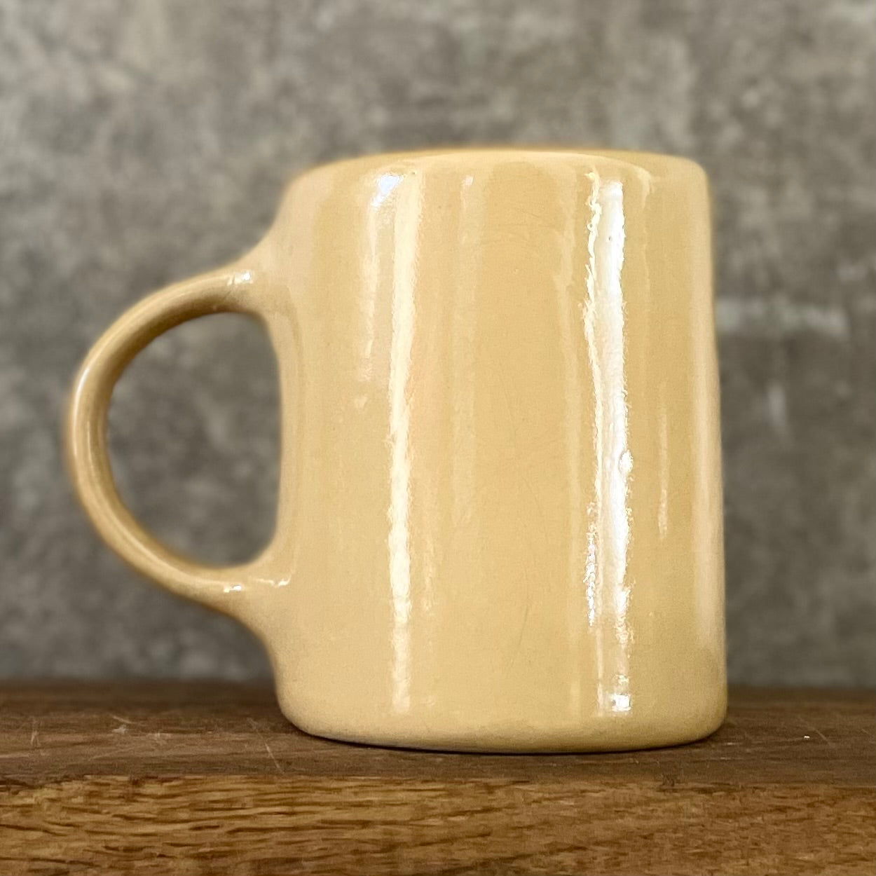 Geltonas puodelis su linksmu užrašu