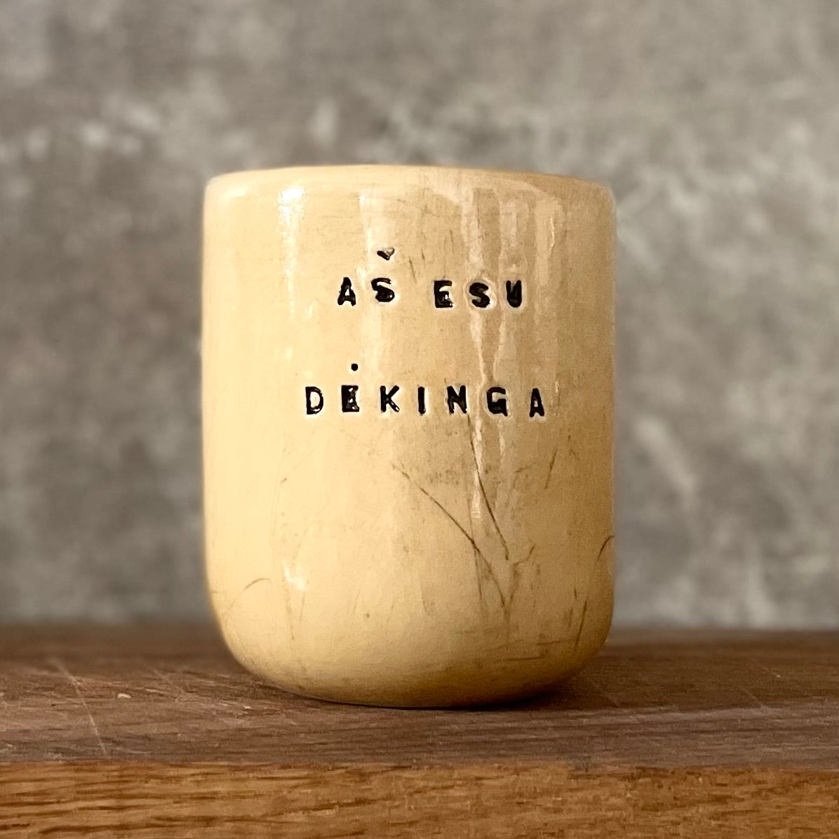 Geltonas mažas puodelis AŠ ESU DĖKINGA