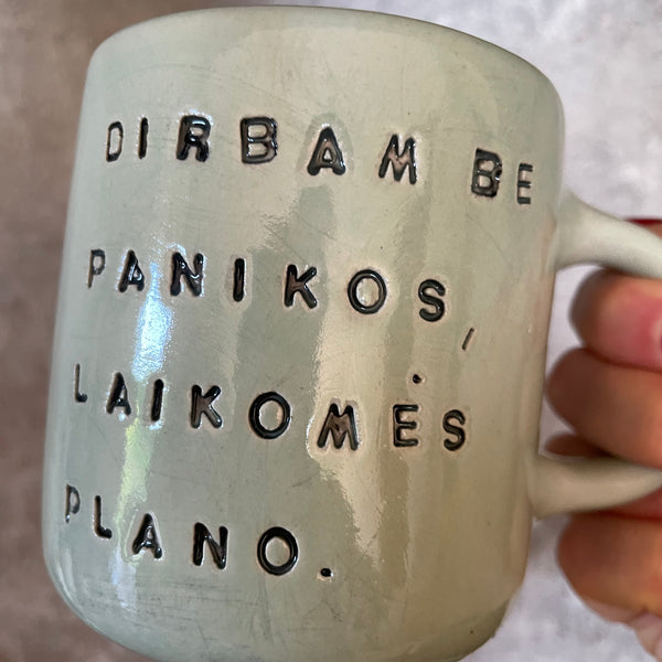Puodelis apie darbą ir planavimą žalsvas