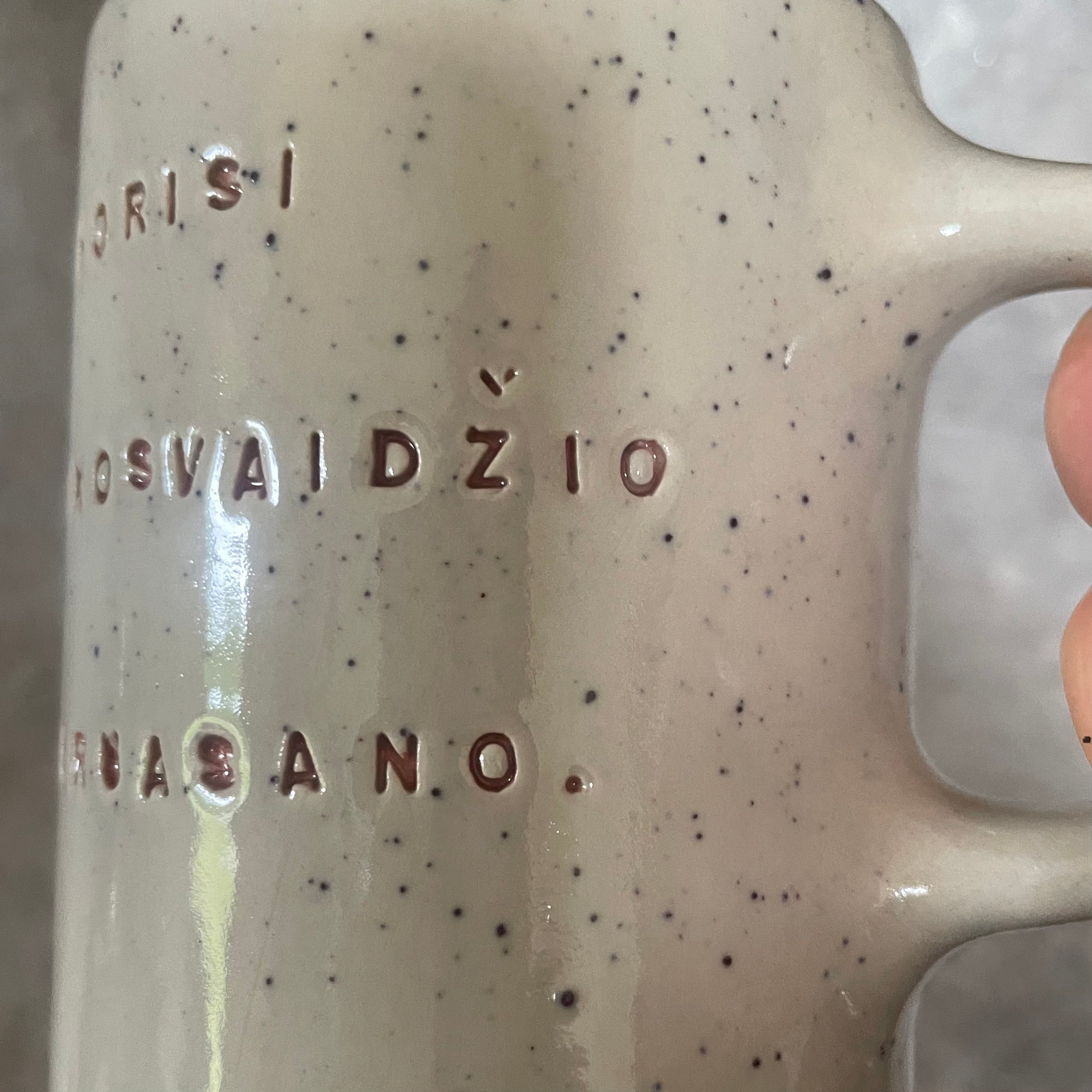 Du mieli taškuoti puodeliai
