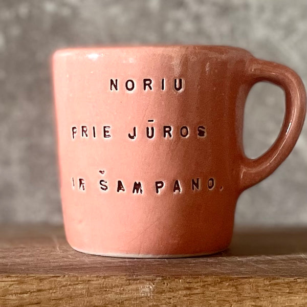 Raudonas mažas puodelis NORIU ŠAMPANO