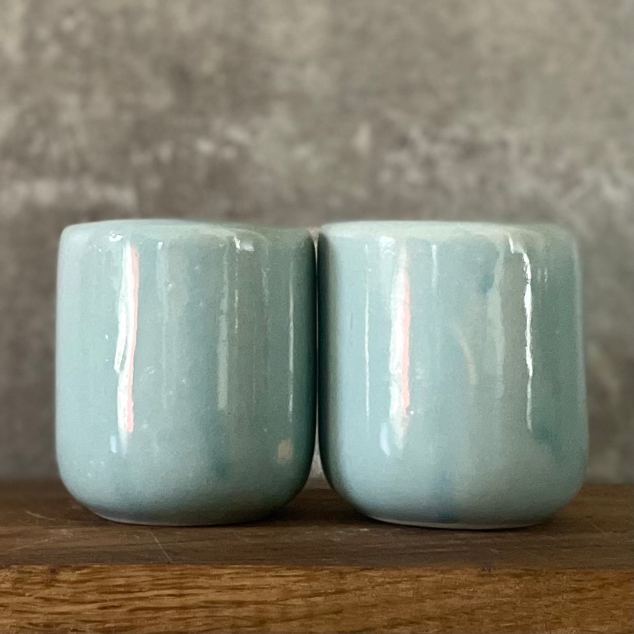 Du maži žydri puodeliai 'Let's kiss?'