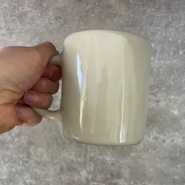 Puodelis su užrašu apie balansą su ąsele