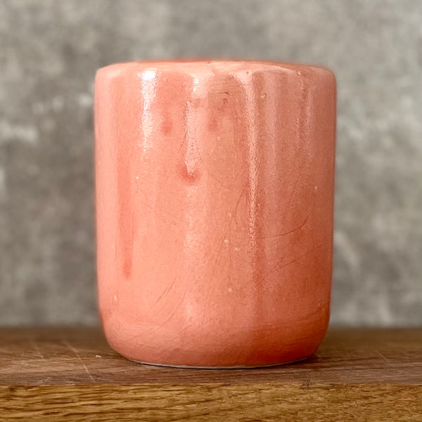 Raudonas didelis puodelis be rankenos su užrašu