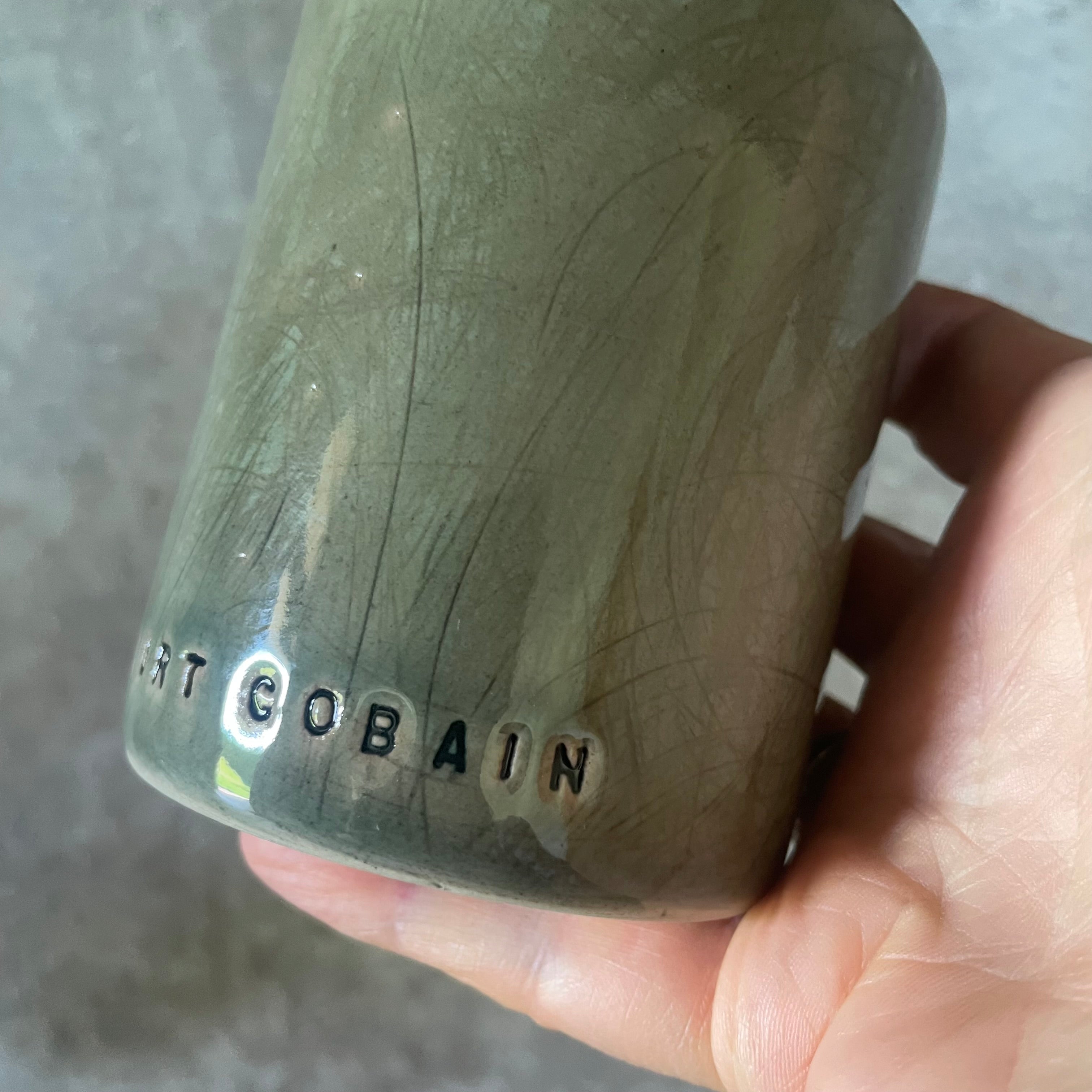 Puodelis su Kurt Cobain citata