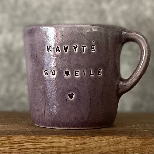 Small purple mug KAVYTĖ SU MEILE