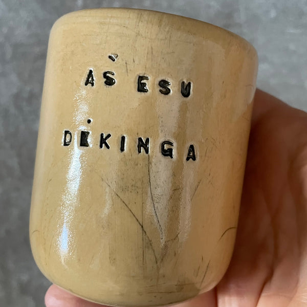 Geltonas mažas puodelis AŠ ESU DĖKINGA