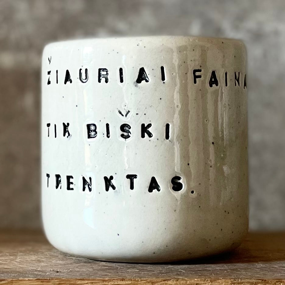 Taškuotas smagus puodelis jam