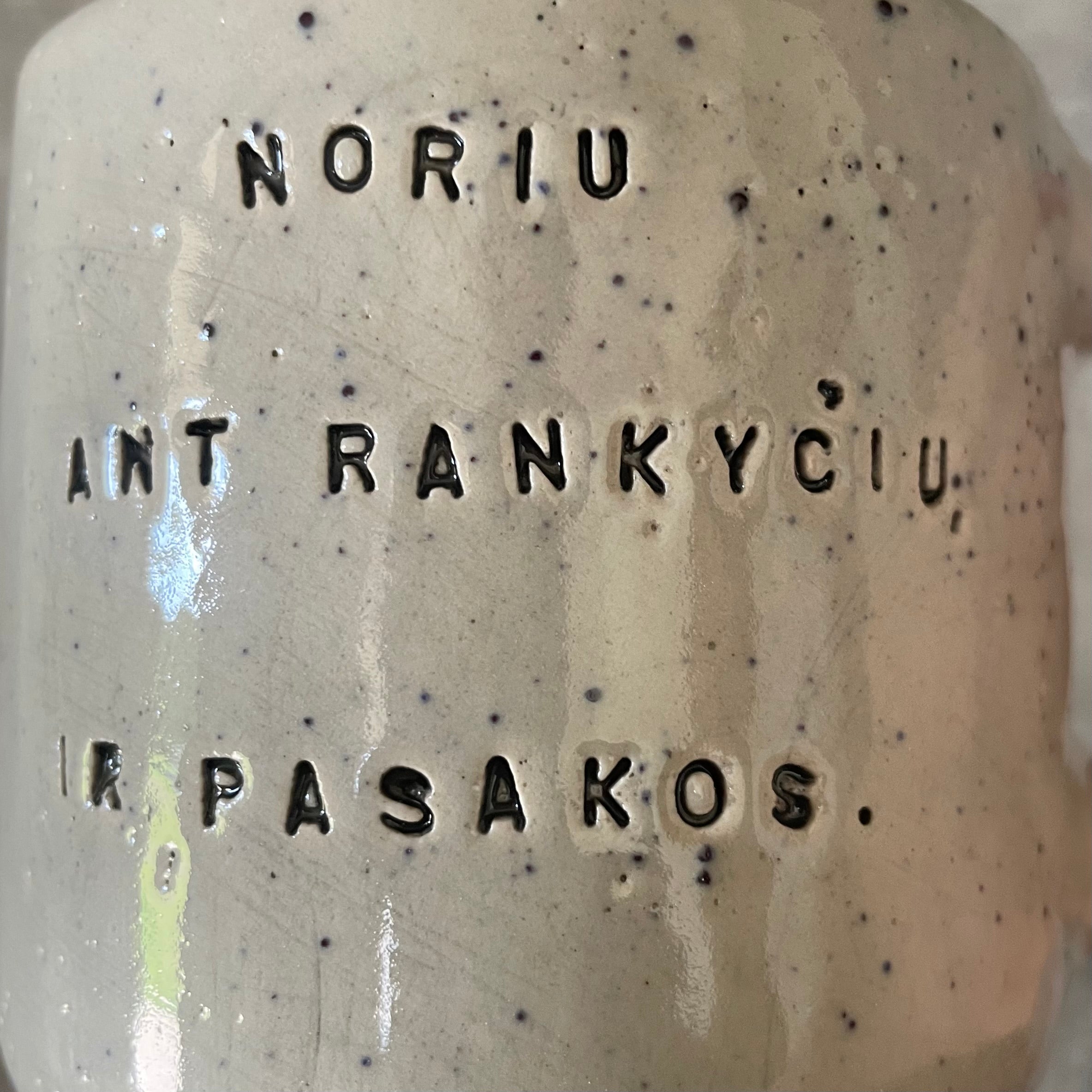 Puodelis su smagiu užrašu 
