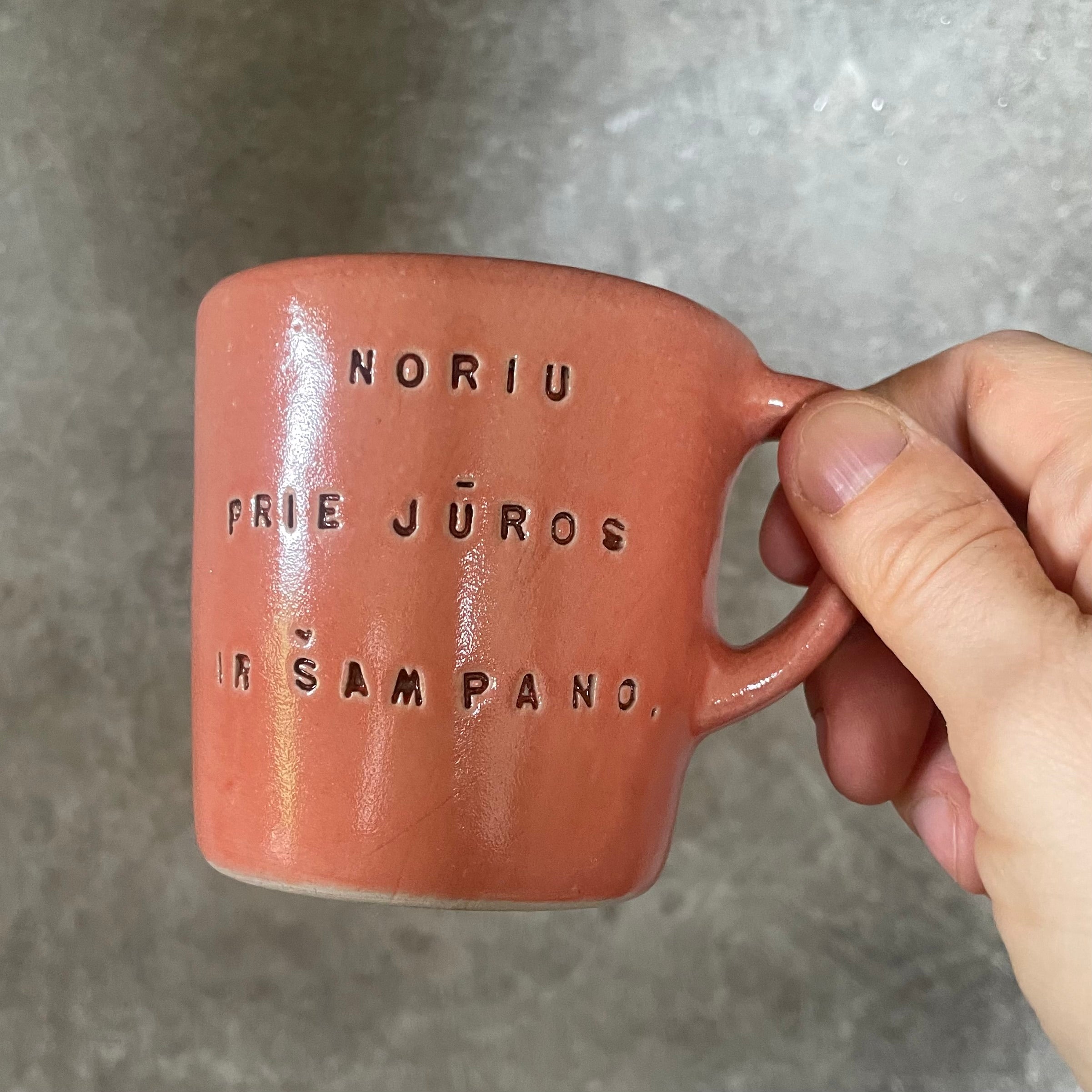 Raudonas mažas puodelis NORIU ŠAMPANO