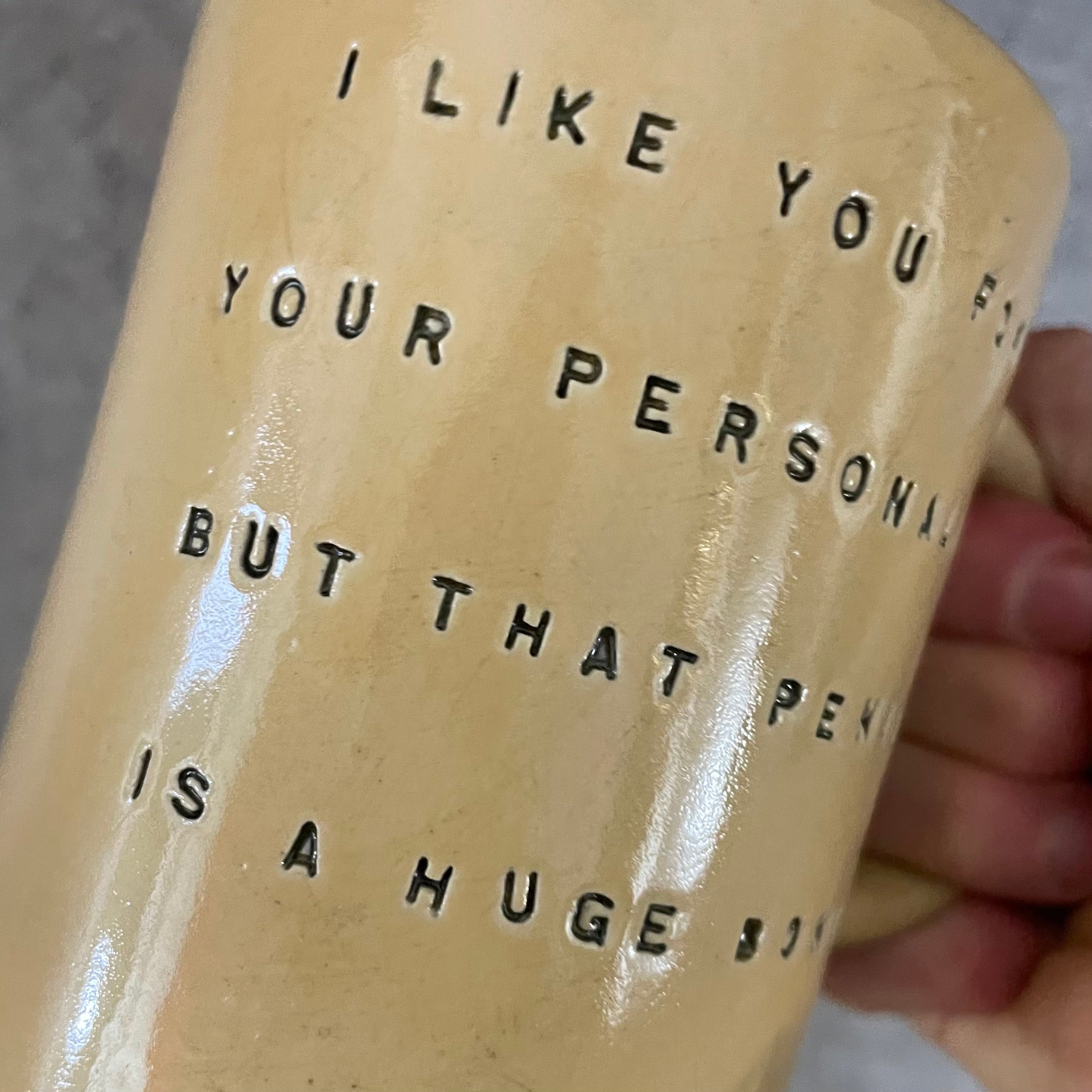 Gelsvas linksmas puodelis